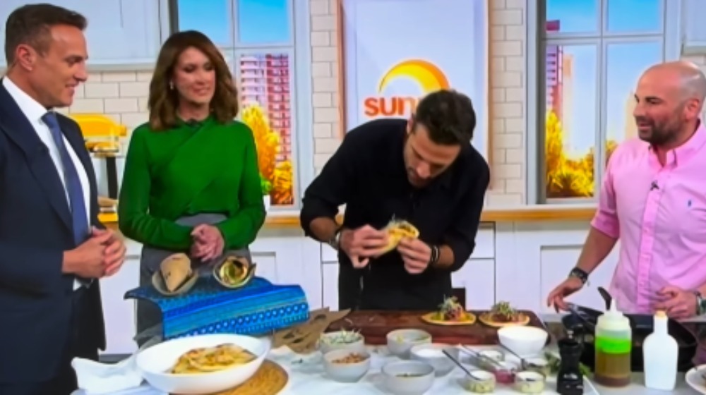 Κωνσταντίνος Αργυρός: Δοκίμασε σουβλάκι από καγκουρό σε εκπομπή της αυστραλιανής τηλεόρασης [βίντεο]